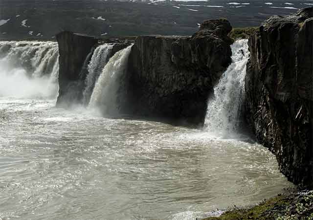 Goðafoss (Westseite). Das Wasser sucht sich seinen Weg in die Tiefe